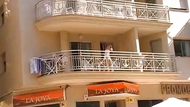 دومنیکا لئونی روی صورتش دانلود فیلم داستانی سوپر اسپری کرد